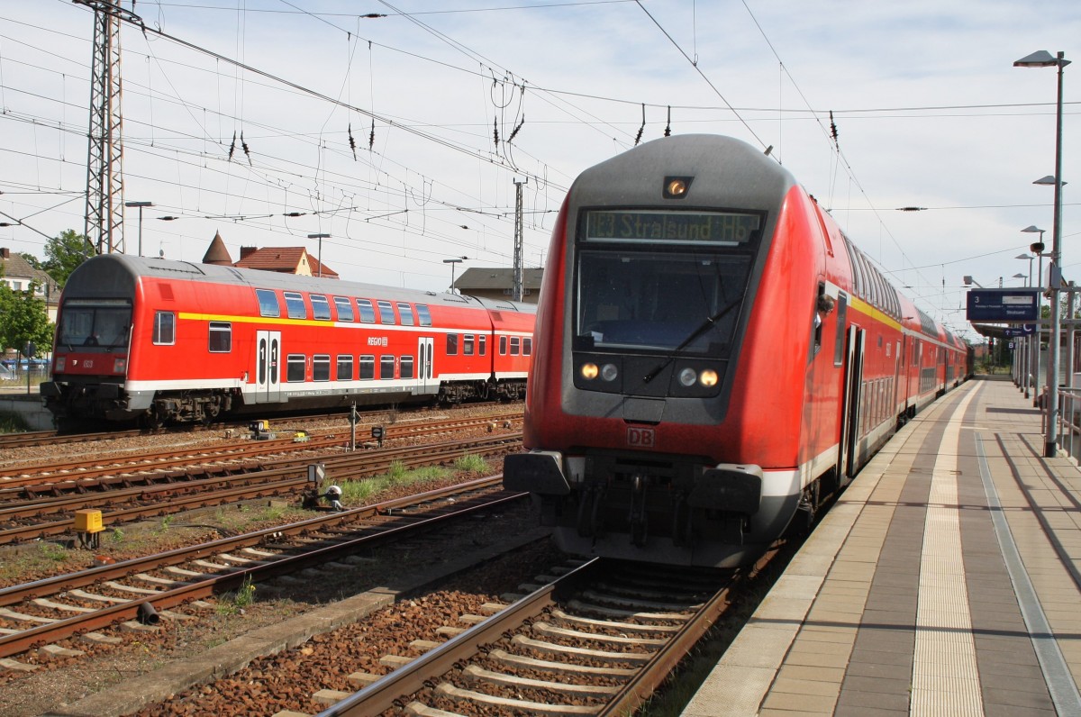 Hier links ein RE3 (RE18353) von Schwedt(Oder) nach Wünsdorf-Waldstadt (Zuglok war 112 185) und rechts ein RE3 (RE18314) von Elsterwerda nach Stralsund Hbf. (Schublok war 112 186), diese beiden Züge standen am 17.5.2014 in Angermünde. 