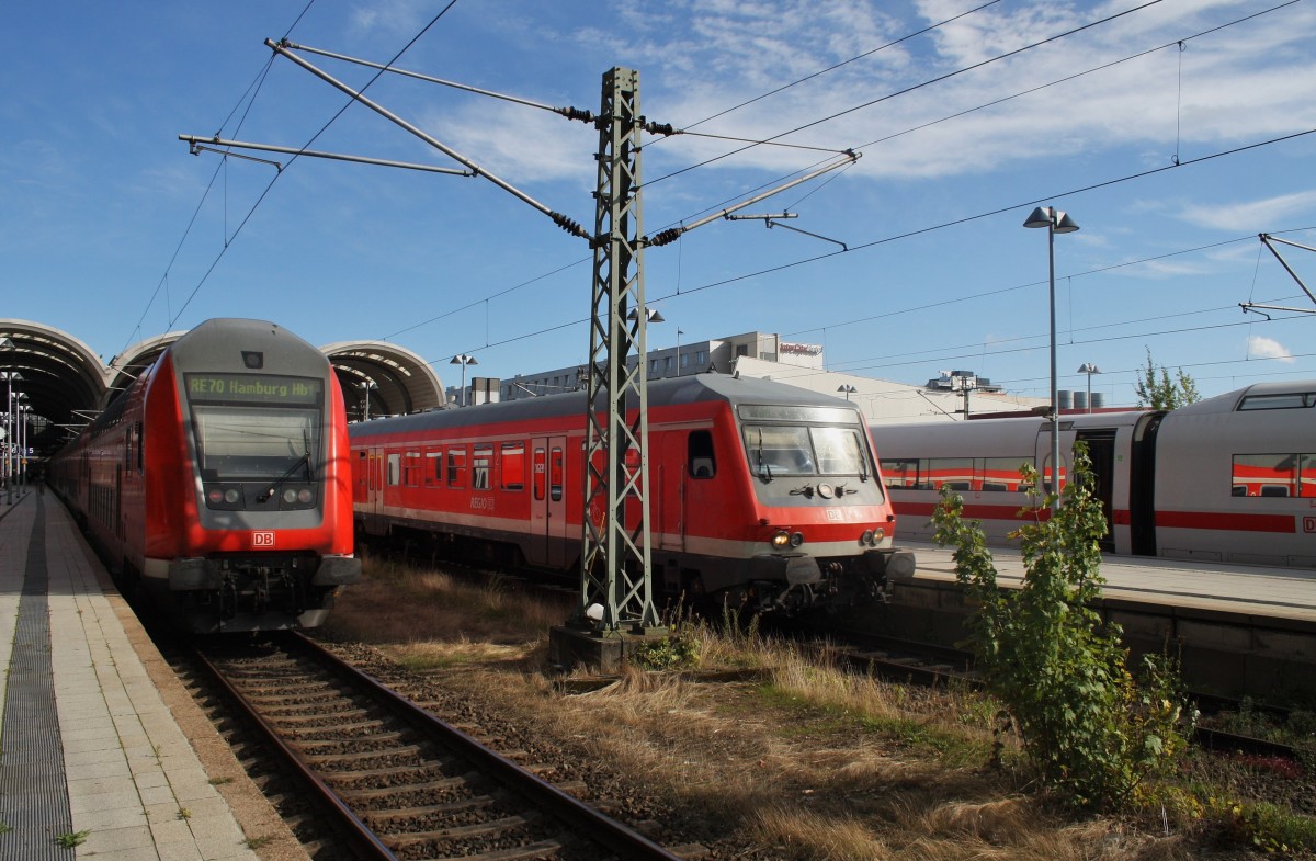 Hier links ein RE70 (RE21017) von Kiel Hbf. nach Hamburg Hbf. (Schublok war 112 168-0) und rechts eine RB77 (RB21117) von Kiel Hbf. nach Neumünster, dieser Zug stand am 15.9.2015 in Kiel Hbf. (Schublok war 143 314-3), diese beiden Züge begegneten sich am 15.9.2015 in Kiel Hbf.