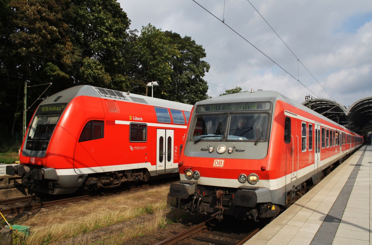 Hier links ein RE70 (RE21019) von Kiel Hbf. nach Hamburg Hbf. (Schublok war 112 154) und rechts eine RB77 (RB21119) von Kiel Hbf. nach Neumünster (Schublok war 143 860-5), diese beiden Züge begegneten sich am 18.9.2015 in Kiel Hbf.