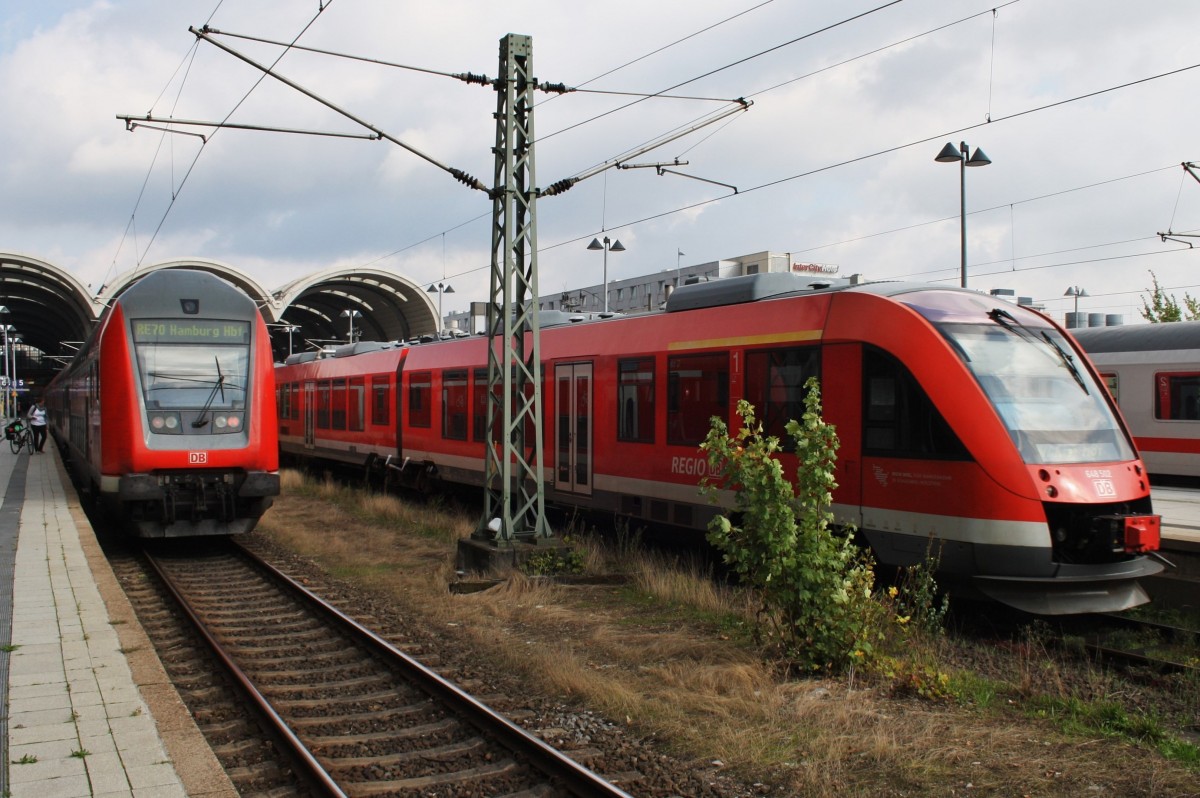 Hier links ein RE70 (RE21019) von Kiel Hbf. nach Hamburg Hbf. (Schublok war 112 154) und rechts 648 502-3 und 648 001-6 als RB77 (RB21112) von Neumnster nach Kiel Hbf., diese beiden Zge begegneten sich am 18.9.2015 in Kiel Hbf.