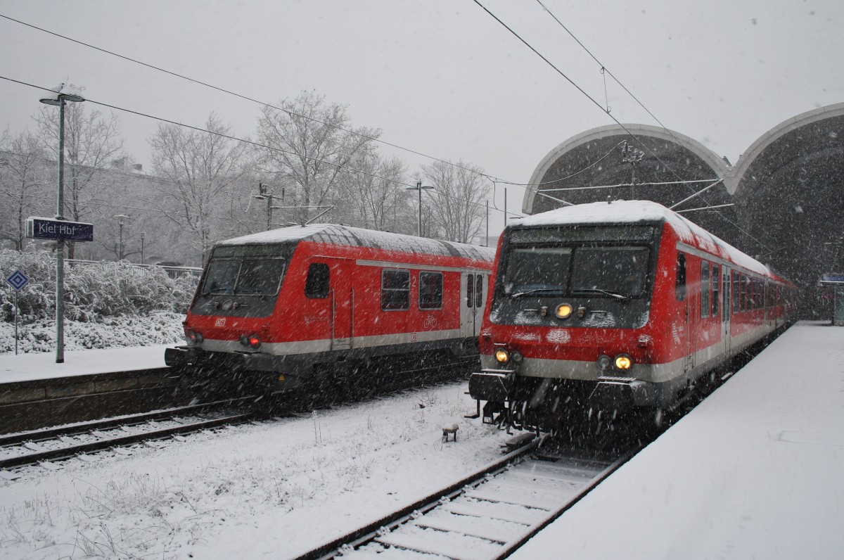 Hier links ein RE70 (RE69517) von Kiel Hbf. nach Hamburg-Altona (Schublok war 112 143) und rechts eine RB77 (RB21119) von Kiel Hbf. nach Neumünster (Schublok war 143 314-3), diese beiden Züge begegneten sich am 22.11.2015 in Kiel Hbf.