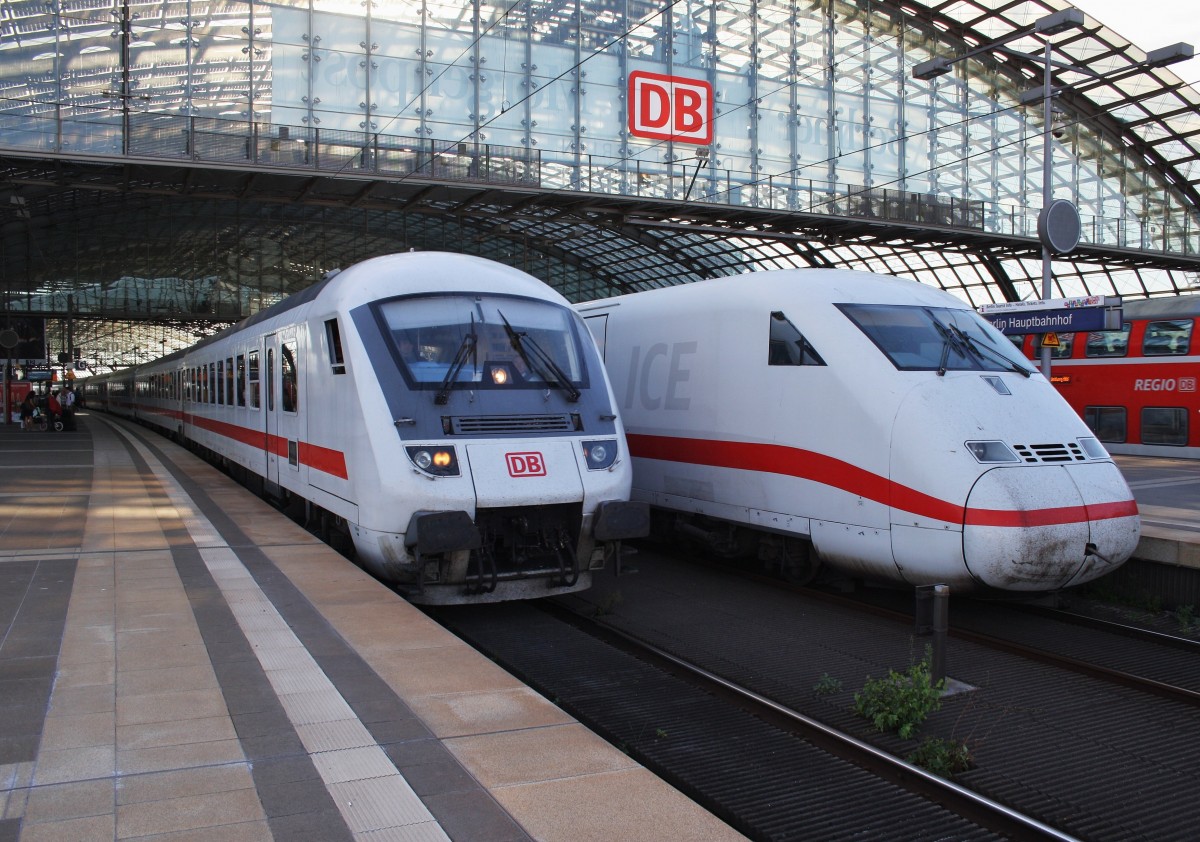 Hier links IC2431  Borkum  von Emden Außenhafen nach Cottbus (Schublok war 101 036-2) und rechts 808 008-7  Bonn  als ICE542 von Berlin Ostbahnhof nach Köln Hbf. mit 808 014-5  Hamm(Westf.) als ICE552 von Berlin Ostbahnhof nach Bonn Hbf., diese beiden Züge begegneten sich am 30.6.2015 in Berlin Hbf.