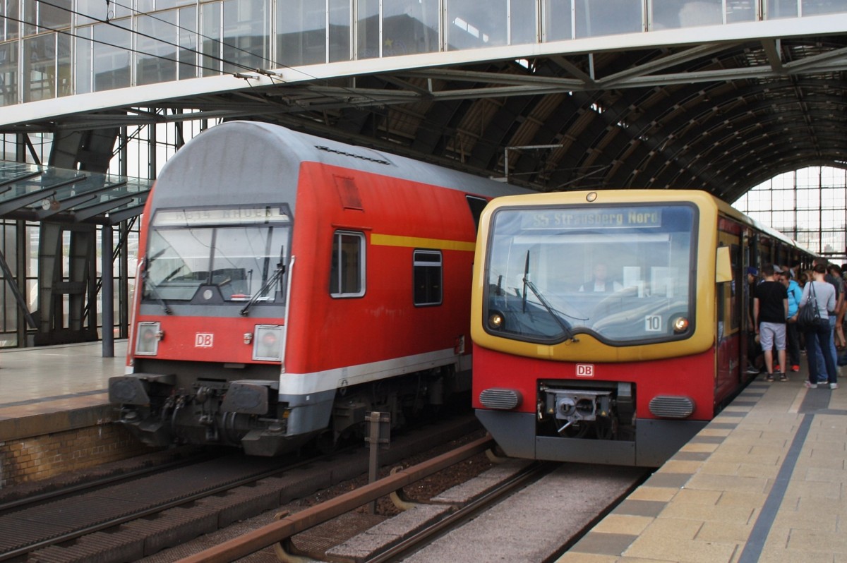 Hier links eine RB14 (RB18924)  Airport-Express  von Berlin Schönefeld Flughafen nach Nauen (Zuglok war 143 333-3) und rechts 481 156-8 als S5 von Berlin Spandau nach Straußberg Nord, diese beiden Züge begegneten sich am 28.6.2014 in Berlin Alexanderplatz.