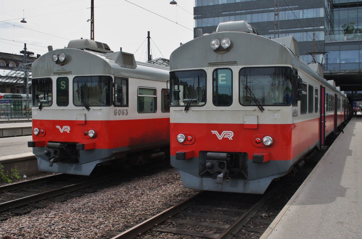 Hier links Sm2 6063 als S S von Helsinki nach Kirkkonummi und rechts Sm2 6058 als S E von Helsinki nach Kauklahti, diese beiden Triebzge standen am 19.6.2013 in Helsinki. 