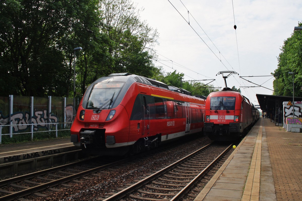 Hier lonks 442 121-0 als RB21 (RB18691) von Golm nach Potsdam Hbf. und rechts 182 012 mit einem RE1 (RE18174) von Frankfurt(Oder) nach Brandenburg Hbf., diese beiden Züge begegneten sich am 1.5.2014 in Potsdam Charlottenhof. 