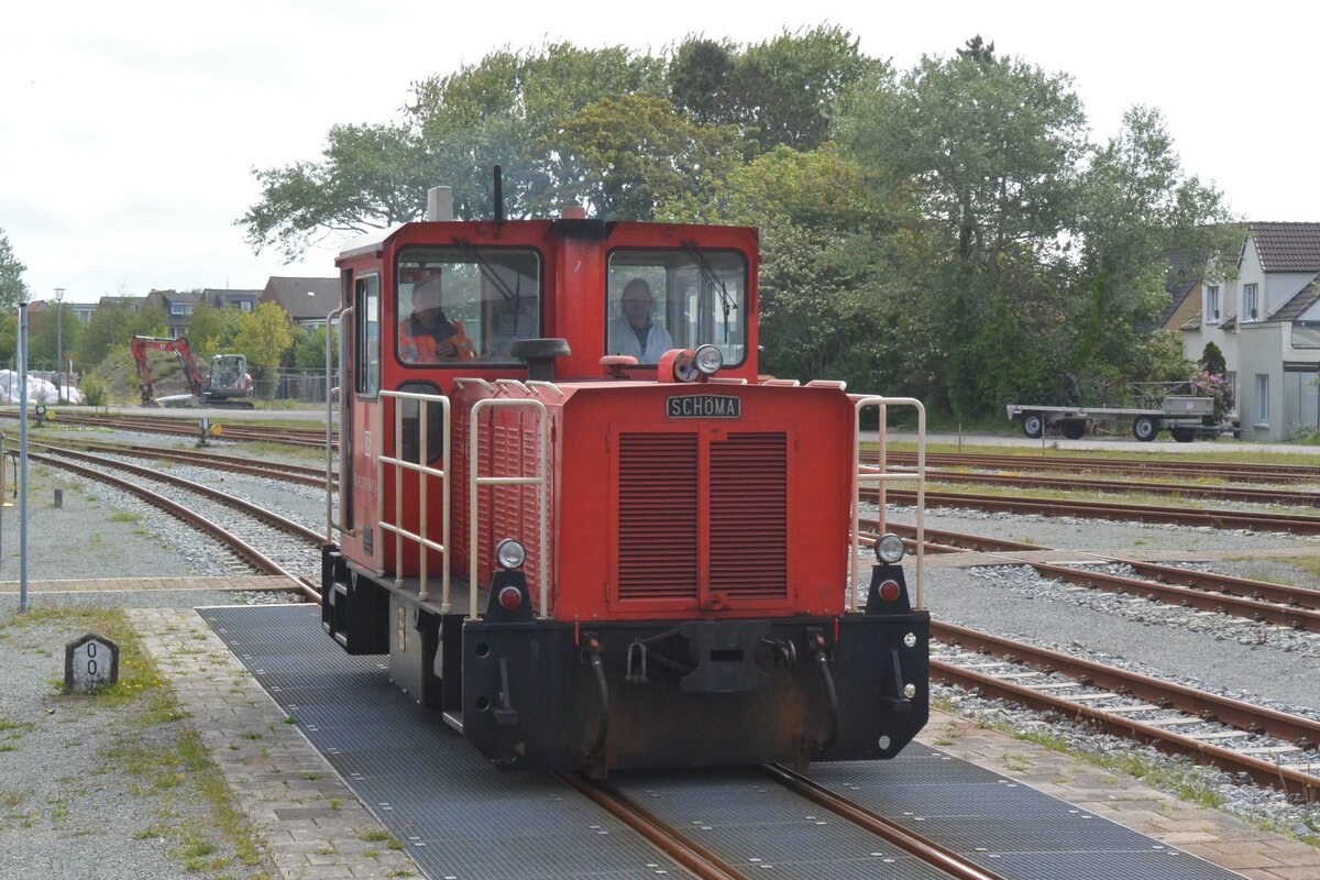 Hier macht sich die Lok daran, sich vor den Zug mit Abfahrt um 11:30 Uhr zu setzen. Bahnhof Wangerooge am 04.06.2022 um 10:50 Uhr. 