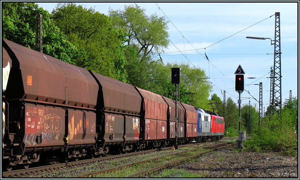 Hier mal ein Nachschu auf den Kohleganzzug bei Lintorf Ratingen.Als Zugpferde 2 x
151 ger Loks der RBH. Aufnahme Anfang Mai 2013.