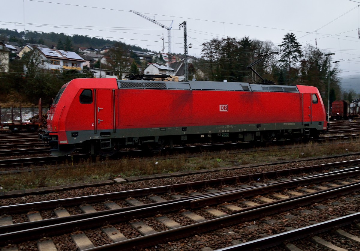 Hier mal die Seitenansicht von 185 353-0 bei der Durchfahrt in Neckarelz. 18.1.2014