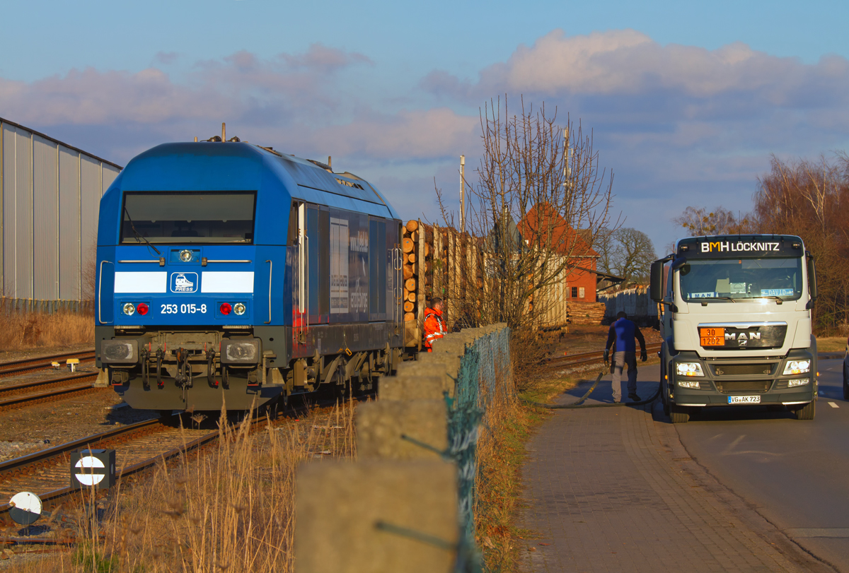 Hier muss nur noch der Tankdeckel drauf und die Siemens ER 20 D der Press kann die beladenen Holzwagen aufs Torgelower Hauptgleis umsetzen, anschliessend fährt der Zug in Richtung Pasewalk ab. - 12.02.2014