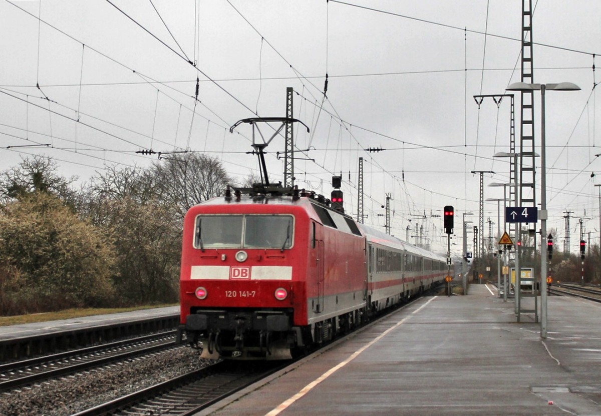 Hier der Nachschuss auf die 120 141-7, die am 28.02.2014 als Schublok vom +80min verspäteten EC 9 (Hamburg-Altona - Zürich HB) eingeteilt war. Zuglok war die Schwestermaschiene 120 106-0 die zusammen den Zug dann nur bis Basel SBB fuhren.