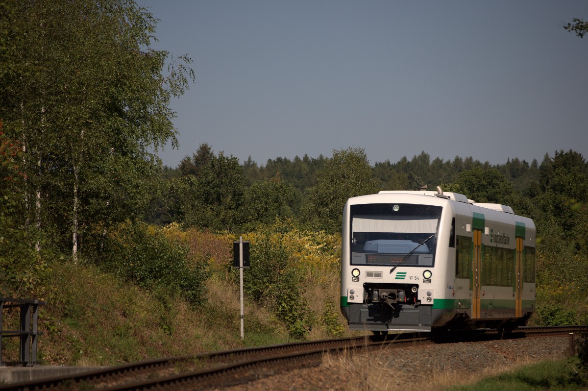 Hier nhert sich VT 54 der Vogtlandbahn dem  Fotografen. Obwohl die Strecke Plauen - Bad Brambach  nie zweigleisig  ausgbaut war, lt das sehr breite Planun dies zu. So ist es ein optimaler Fotostandort. Leider  kommt  der KARLEX , gebildet durch einen  SVT 175  hier schon lange nicht mehr vorbei. Plauen , Hhe Stadtpark. 07.09.2013 12:27 Uhr.
