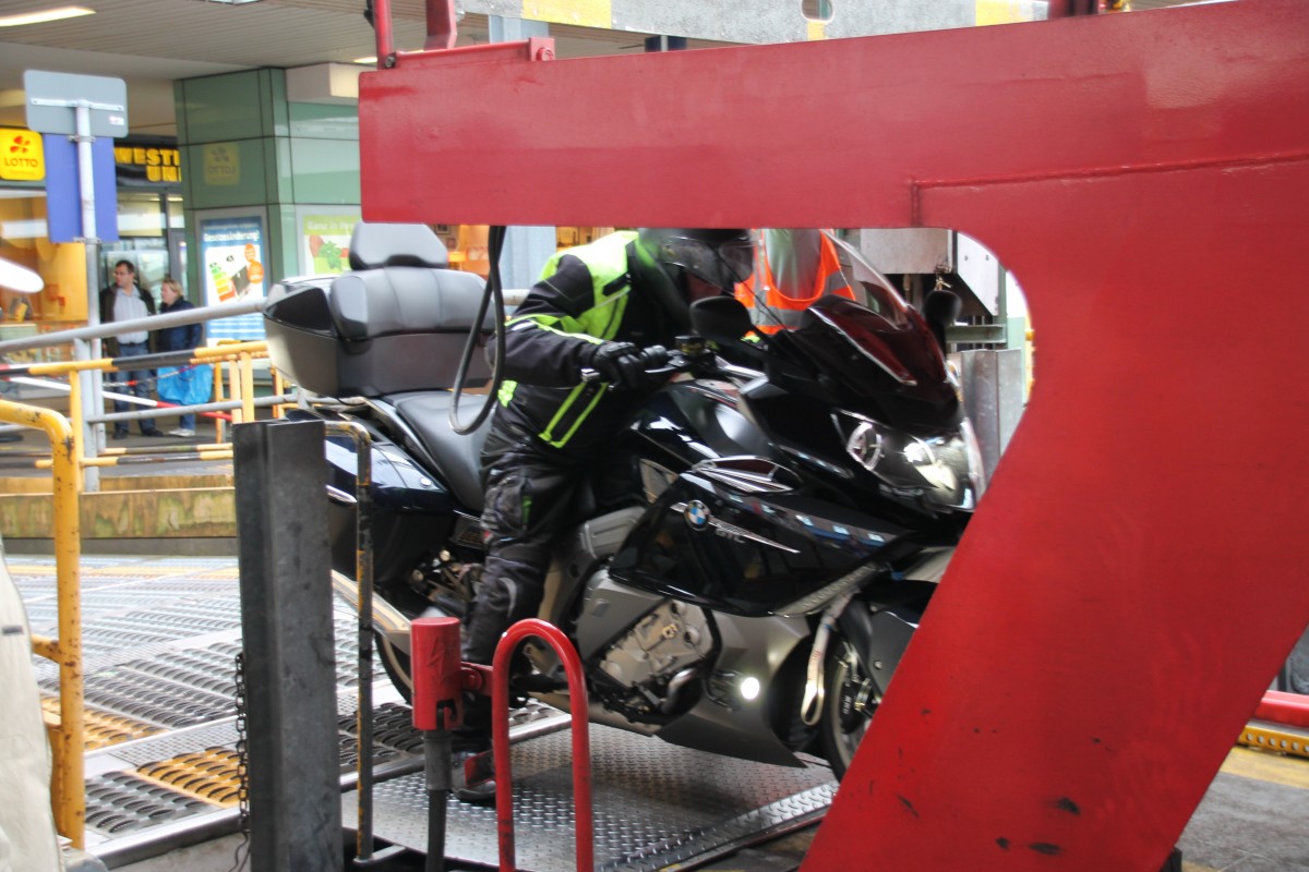 Hier eine Nahaufnahme eines Motorradfahrer bei der Auffahrt auf einen Transportwagen am 30.06.2014 in Hamburg Altona.