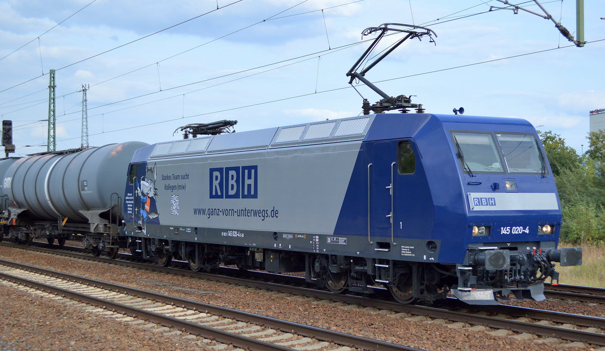 Hier eine Nahaufnahme der schönen jetzt in blau beklebten DB 145ér der RBH, die  145 020-4  [NVR-Number: 91 80 6145 020-4 D-DB] mit Kesselwagenzug (Dieselkraftstoff) am 28.08.18 Durchfahrt Bf. Flughafen Berlin-Schönefeld.
