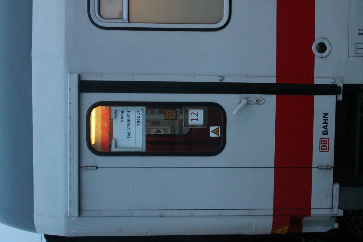 Hier die Nahaufnahme der Tr eines Intercity Wagens mit auf dem Kopf stehendem Zuglaufschild. Aufgenommen am 14.10.13