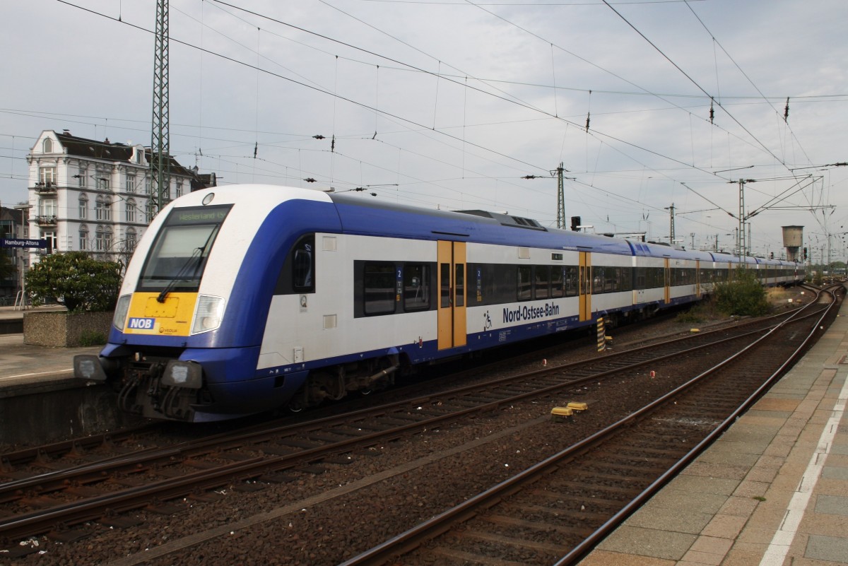 Hier NOB81714 von Hamburg-Altona nach Westerland(Sylt), bei der Ausfahrt am 4.10.2013 aus Hamburg-Altona. Zuglok war 223 014-2.