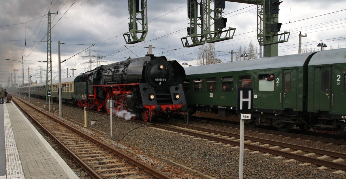 Hier noch die 01 0509-8 bei der Parallelfahrt mit dem Dampfsonderzug nach Décin am 18.4.2015 in Heidenau. Anlässlich des 7. Dresdener Dampfloktreffens fand diese Parallelfahrt mit E 7710 und 01 1066 nach Pirna statt.