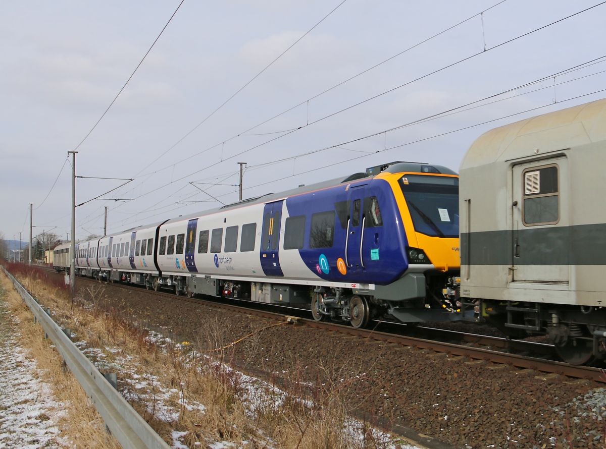 Hier noch ein Bild des britischen Triebzuges (195 101), der am 18.03.2018 von der neuen Railadventure 111 215-0 in Richtung Eisenach überführt wurde. Aufgenommen bei Herleshausen.