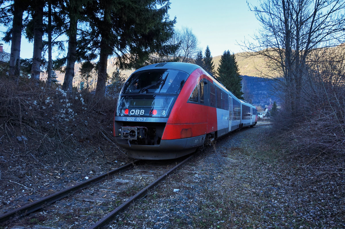 Hier noch ein Blick von Streckenende der Gailtalbahn aus auf den abgestellten 5022 021-7.
Aufgenommen am 8.12.2016 in Kötschach-Mauthen.
