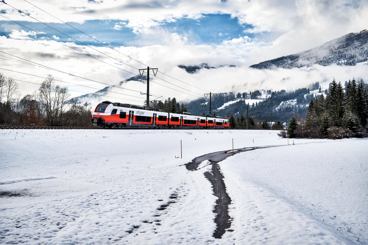Hier noch ein Nachschuss von 4746 533-0.
Unterwegs war die Garnitur als S1 4239 (St. Veit a. d. Glan - Lienz).
Aufgenommen am 18.3.2019, bei Berg im Drautal.