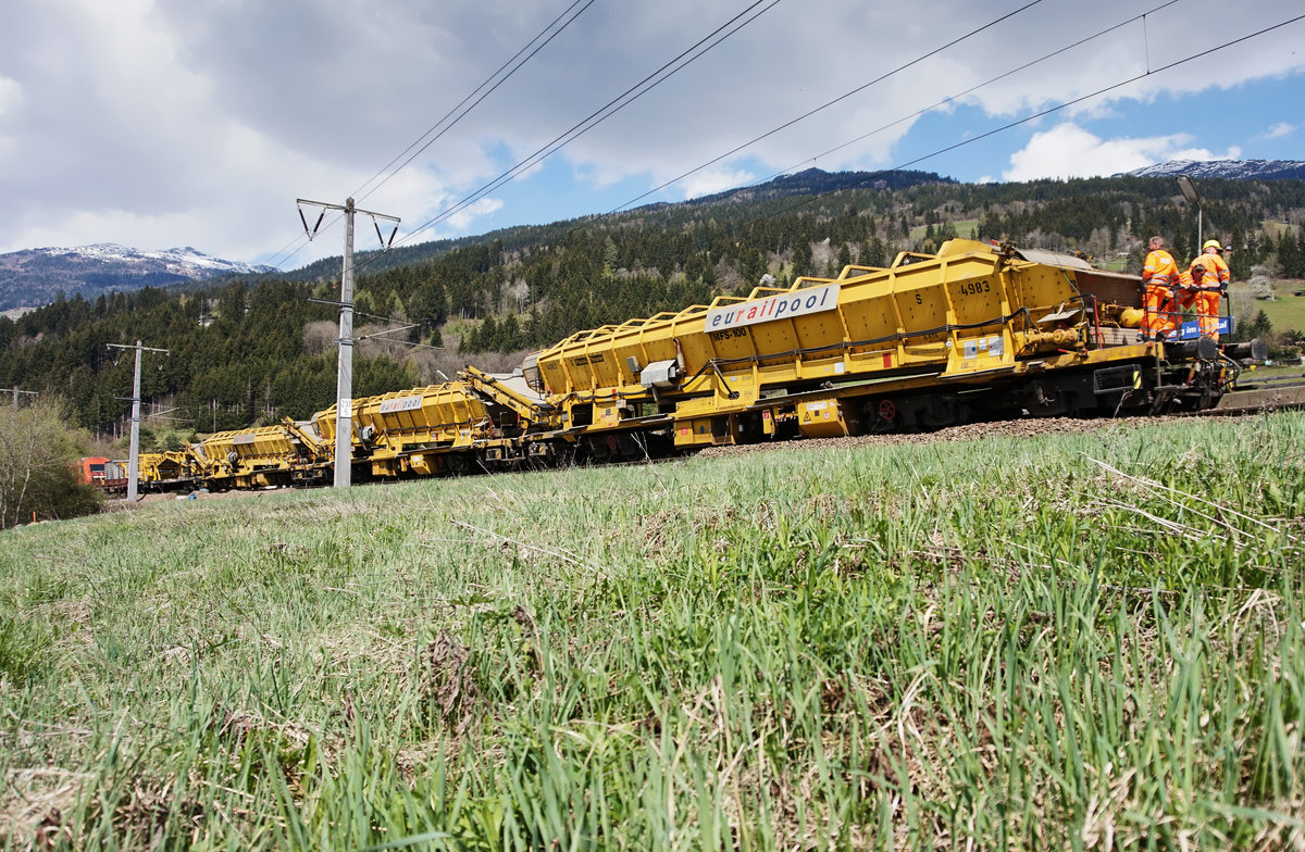 Hier noch ein Nachschuss des Zuges, mit drei Schotterwagen des RU 800 S, auf der Fahrt nach Dellach im Drautal. Aufgenommen am 12.4.2016 in Berg im Drautal.