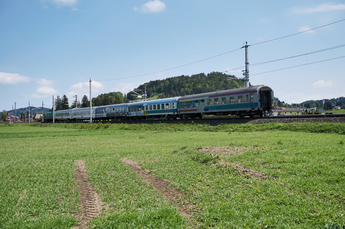 Hier noch ein Nachschuss des D 211 (Villach Hbf - Ljubljana - Zagreb Glavni kol. - Vinkovci), am 5.5.2016 vor dem Bahnhof Faak am See. Zuglok war 541 001-8  3M-Scotch  der SŽ.
Der Zug besteht in der Regel immer aus zwei 2. Klasse-Wagen der HŽ, zwei 2. Klasse-Wagen der SŽ, sowie einem gemischtklassigen Wagen der SŽ.
Bis zum Fahrplanwechsel 2012/2013, als der Zug noch bis Beograd verkehrte und auch noch die Kurswagen aus München mitführte, bestand der Zug, bis auf einen Wagen dieser der SŽ gehörte, aus Wagen der ŽS inklusive einem ŽS-Speisewagen.