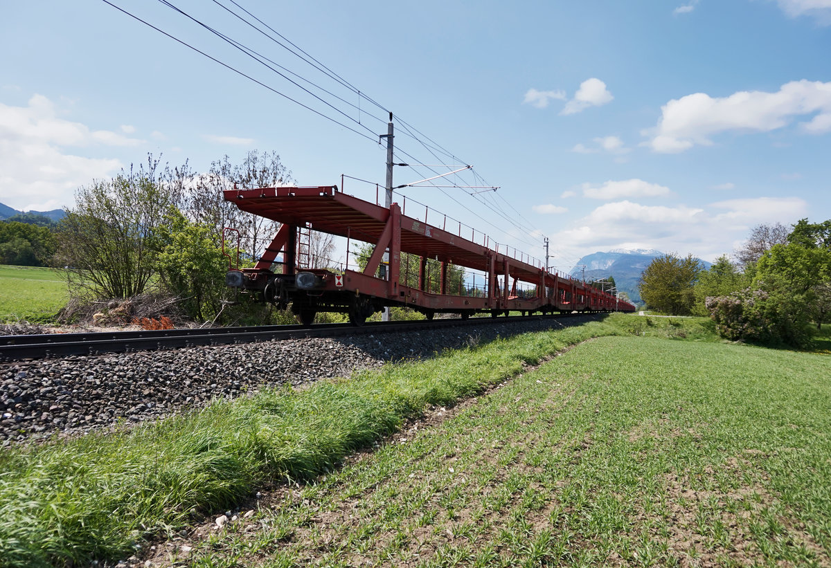 Hier noch ein Nachschuss des leeren Autozug aus Slowenien auf der Fahrt in Richtung Villach.
Zuglok war 1116 151-2.
Aufgenommen am 5.5.2016 kurz nach dem Bahnhof Faak am See.
