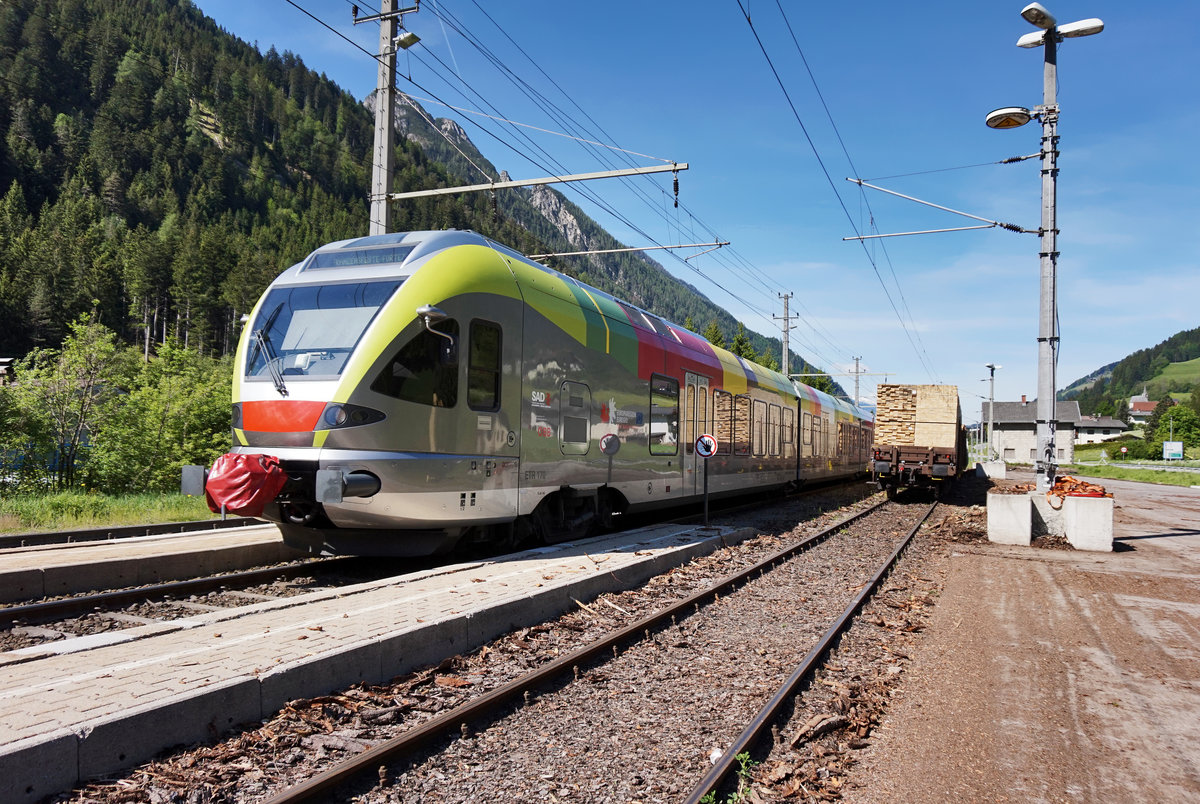 Hier noch ein Nachschuss des abfahrenden ETR 170 als REX 1858 (Lienz - Fortezza/Franzensfeste).
Aufgenommen am 21.5.2016 in Thal.