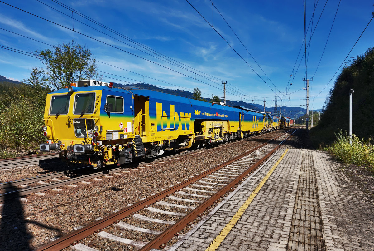Hier noch ein Nachschuss des Zugs mit dem Stopfexpress 09-3X Dynamic am Zugschluss und davor die Schotterbewirtschaftungsmaschine BDS 2000. Zuglok war 1144 042-9.
Aufgenommen am 25.9.2016, bei der Durchfahrt im Bahnhof Loifarn.