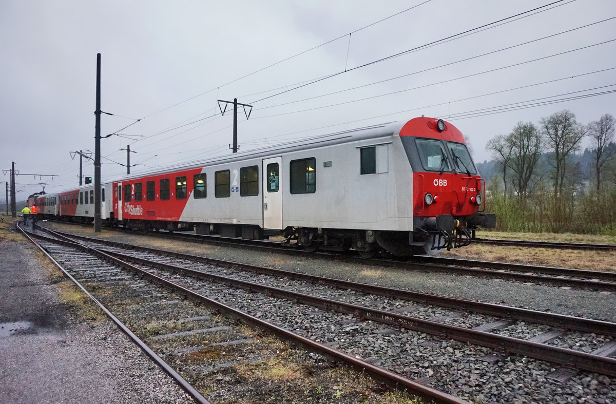 Hier noch ein Nachschuss der S1 4262 (Greifenburg-Weißensee - Villach Hbf), am 8.4.2016 bei der Ausfahrt aus Greifenburg-Weißensee. Zuglok war 1144 285-4
