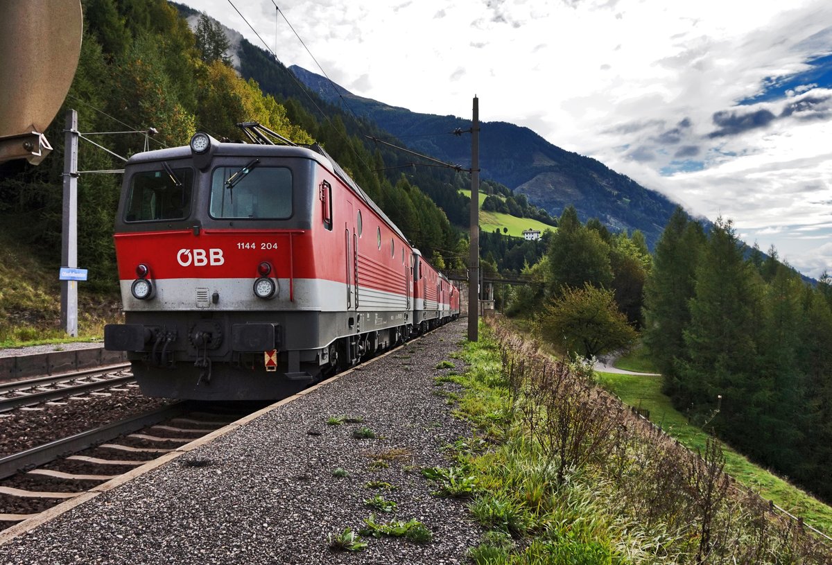 Hier noch ein Nachschuss der Vierfach Traktion mit 1144 204-5 am Zugschluss.
Aufgenommen am 18.9.2016 bei der Durchfahrt durch die Haltestelle Oberfalkenstein.