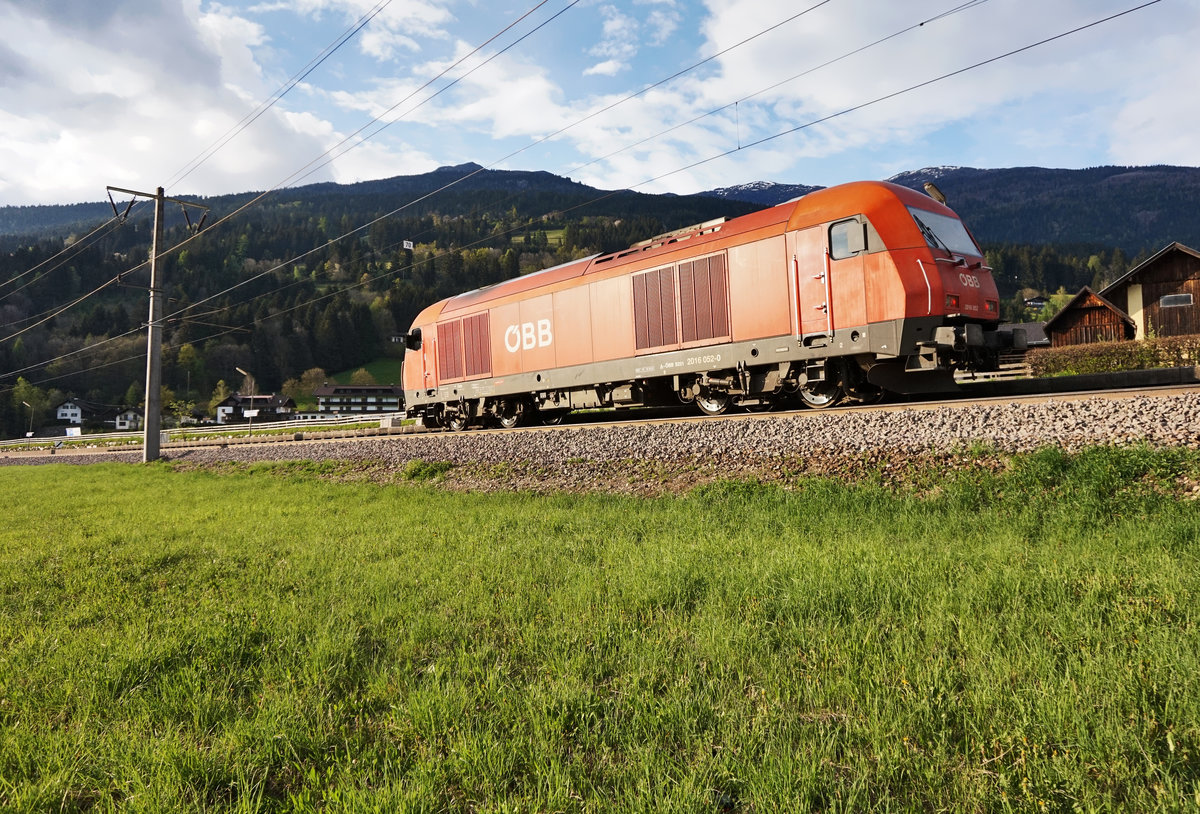 Hier noch ein Nachschuss:
Nach dem der Arbeiter, dieser die Schranken geschlossen hatte, wieder eingestiegen war, konnte 2016 052-0 ihre Fahrt nach Dellach im Drautal fortsetzen.
Aufgenommen am 22.4.2016 in Berg im Drautal.