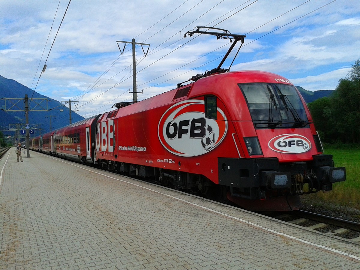 Hier noch einmal 1116 225-4 mit dem  ÖFB-railjet  als railjet 632 (Lienz - Wien Hbf) am 18.6.2015 beim Halt in Greifenburg-Weißensee.