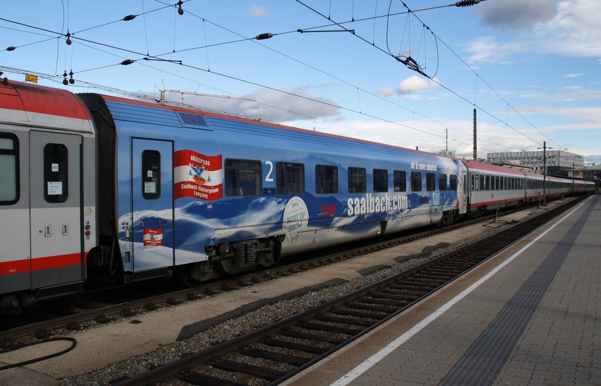 Hier noch einmal von der anderen Seite, der neubeklebte IC-Wagen 70 81 20-94 050-5 der BB mit Werbung fr den ``Skicircus`` Saalbach Hinterklemm Leogang. Fotografiert am 7.11.2013 im Bahnhof Wien West bei der Ausfahrt des IC nach Bregenz.