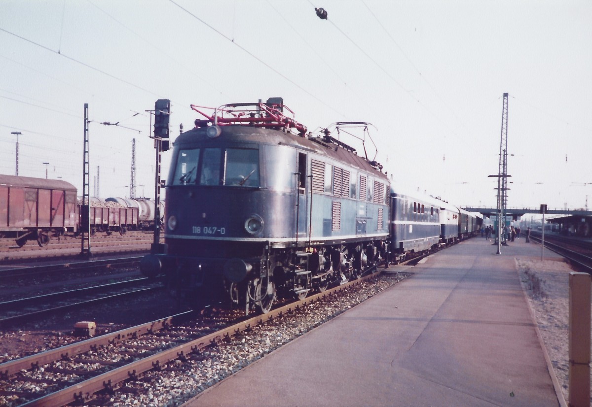 Hier noch einmal E 18 047 am Tag der DB in Ingolstadt Hbf am 22.10.1983. Wenn man den Bahnhof jetzt kennt wird die Unterschiede an den Bahnsteigen erkennen. Auch die Fußgängerbrücke über die Gleise im Hintergrund weicht bald einer hässlichen Unterführung. Das Foto stammt von meinem Vater Franz Bauch.