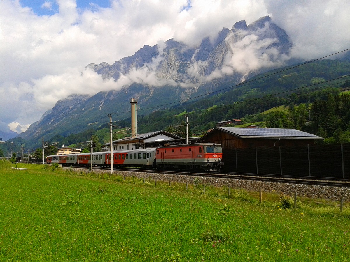 Hier noch einmal ein Nachschuss von REX 1507 (Innsbruck Hbf - Salzburg Hbf) vor der Haltestelle Pfarrwerfen. (28.5.2015)