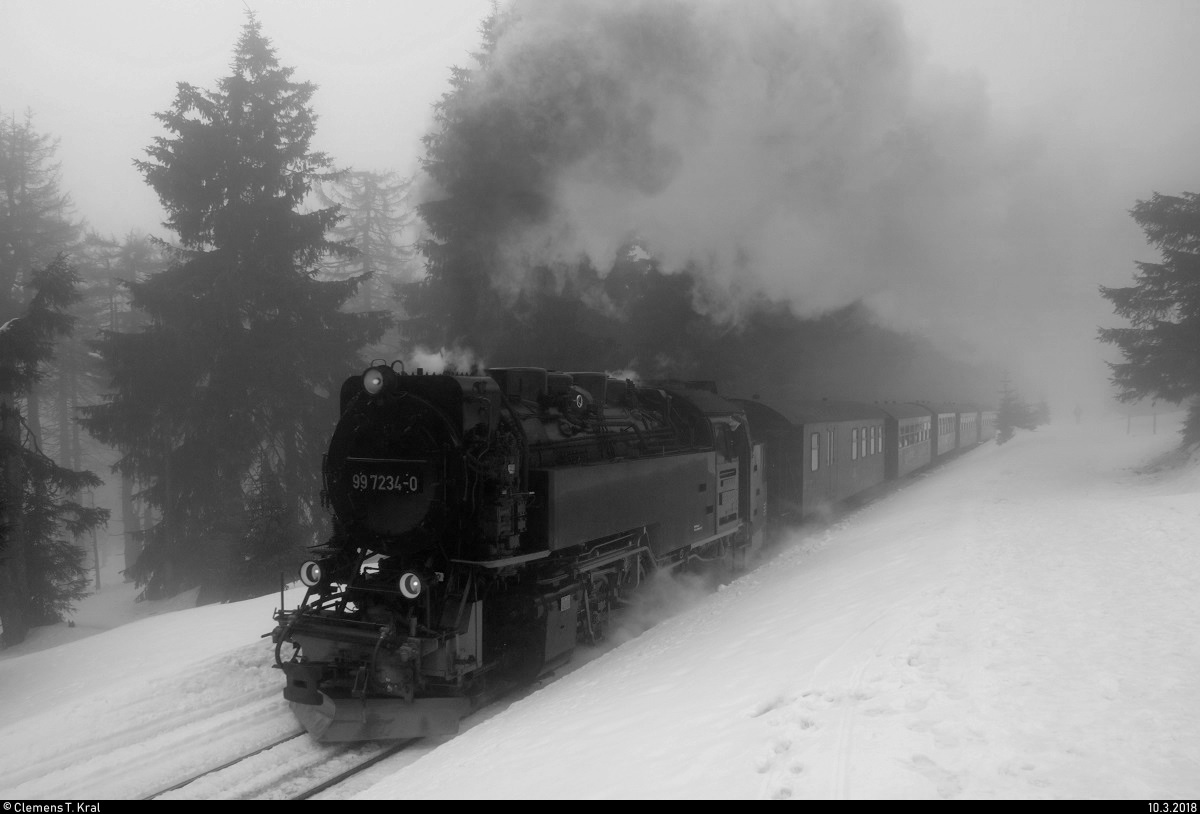 Hier noch einmal eine SW-Aufnahme des Quedlinburger Brocken-Express (Sonderzug) mit 99 7234-0 der Harzer Schmalspurbahnen GmbH (HSB) von Quedlinburg zum Brocken, der am Goetheweg auf der Brockenbahn (Bahnstrecke Drei Annen Hohne–Brocken | KBS 325) fährt. [10.3.2018 | 12:51 Uhr]