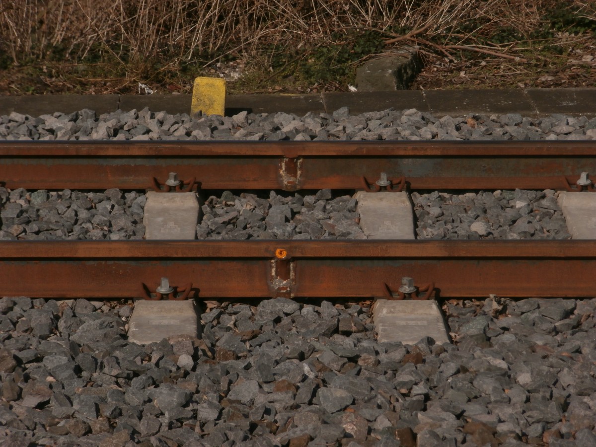 Hier ist noch gut zu erkennen wo mal die Gleisen zusammen gefügt wurden.
Die Gleise sind noch relativ neu wie man sieht.
Rommerskirchen 13.03.2014