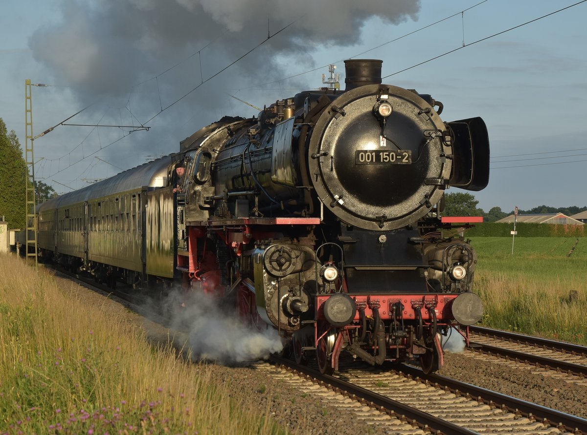 Hier noch mal die 001 150-2 die gestern als Sonderzug von Mönchengladbach Hbf nach Emden gefahren ist bei Anrath. 24.6.2017