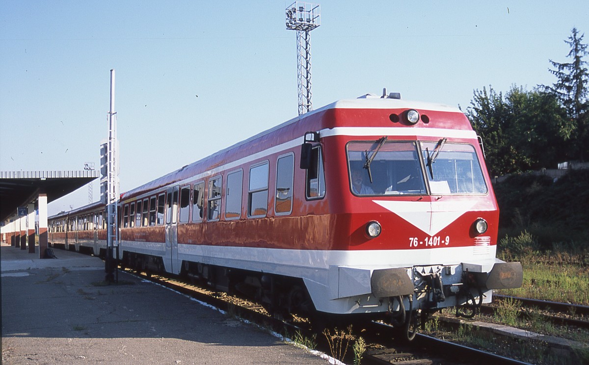 Hier noch mal der 76-1401-0 der  TFC  beim Verlassen von Oreadea in Richtung Cluj Napoca. 30.08.2013 um 09:10 Uhr. Nikon F75 - Scan vom Dia. 