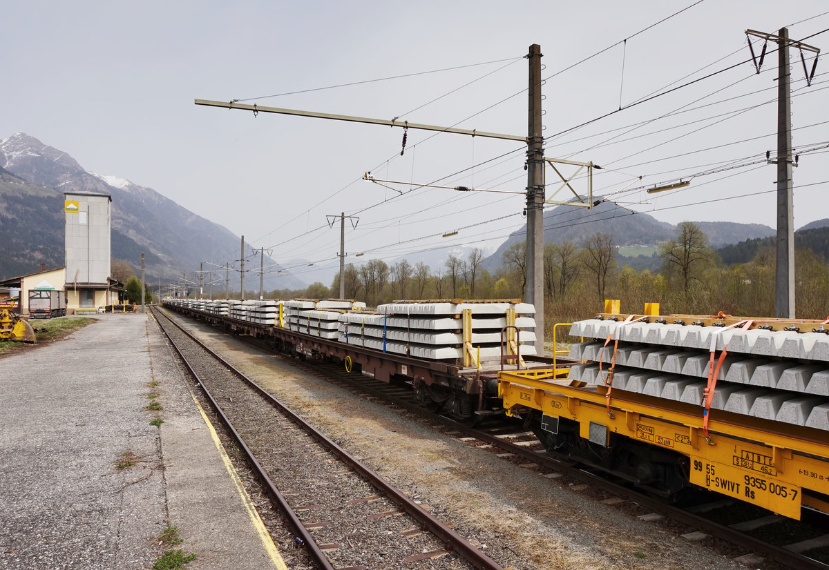 Hier noch mal ein Blick auf die vielen Schwellen. Zuglok des Schwellenzuges war 1144 256-5
Aufgenommen am 6.4.2016