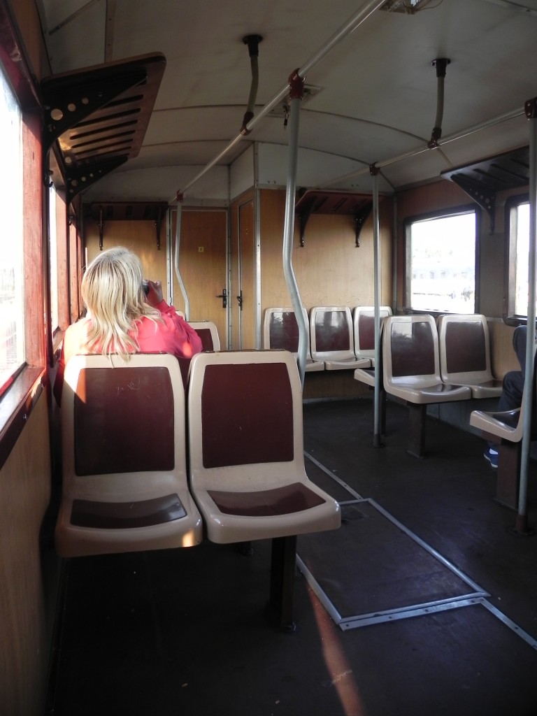 Hier noch mal der  Malaxa 920  von Innen. Auch wenn es hier noch nicht so aussieht, war der Zug unterwegs nach Jimbolia ziemlich gut besetzt. 26.08.2013 um 08:05 Uhr.  