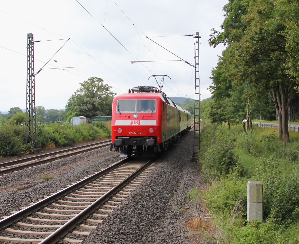 Hier noch der Nachschuss auf 120 501-2, die am 29.07.2013 einen Messzug in Richtung Süden schob. Aufgenommen in Wehretal-Reichensachsen.