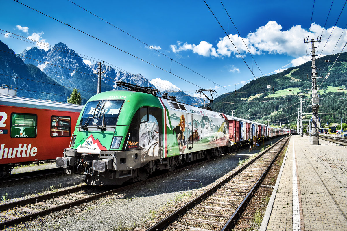 Hier nochmal bei schönerem Wetter:
1116 159-5  150 Jahre Brennerbahn  steht mit einer  Radlzug-Garnitur , am 28.6.2018, im Bahnhof Lienz.