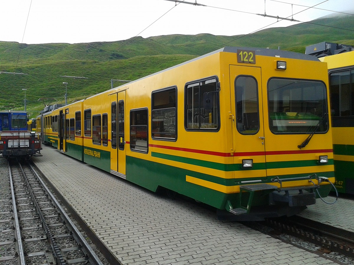 Hier nochmal Bt 242 + BDeh 4/8 122 am 23.7.2015 im Bahnhof Kleine Scheidegg.