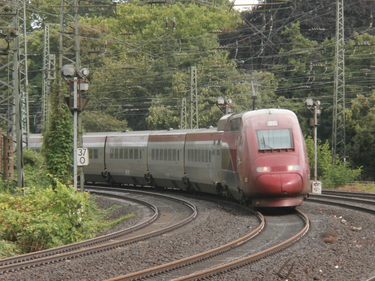 Hier nochmal ein Nachschuss auf den Thalys in Richtung Köln. Soeben passierte er die Haltestelle Düsseldorf Volksgarten.

13.07.2014