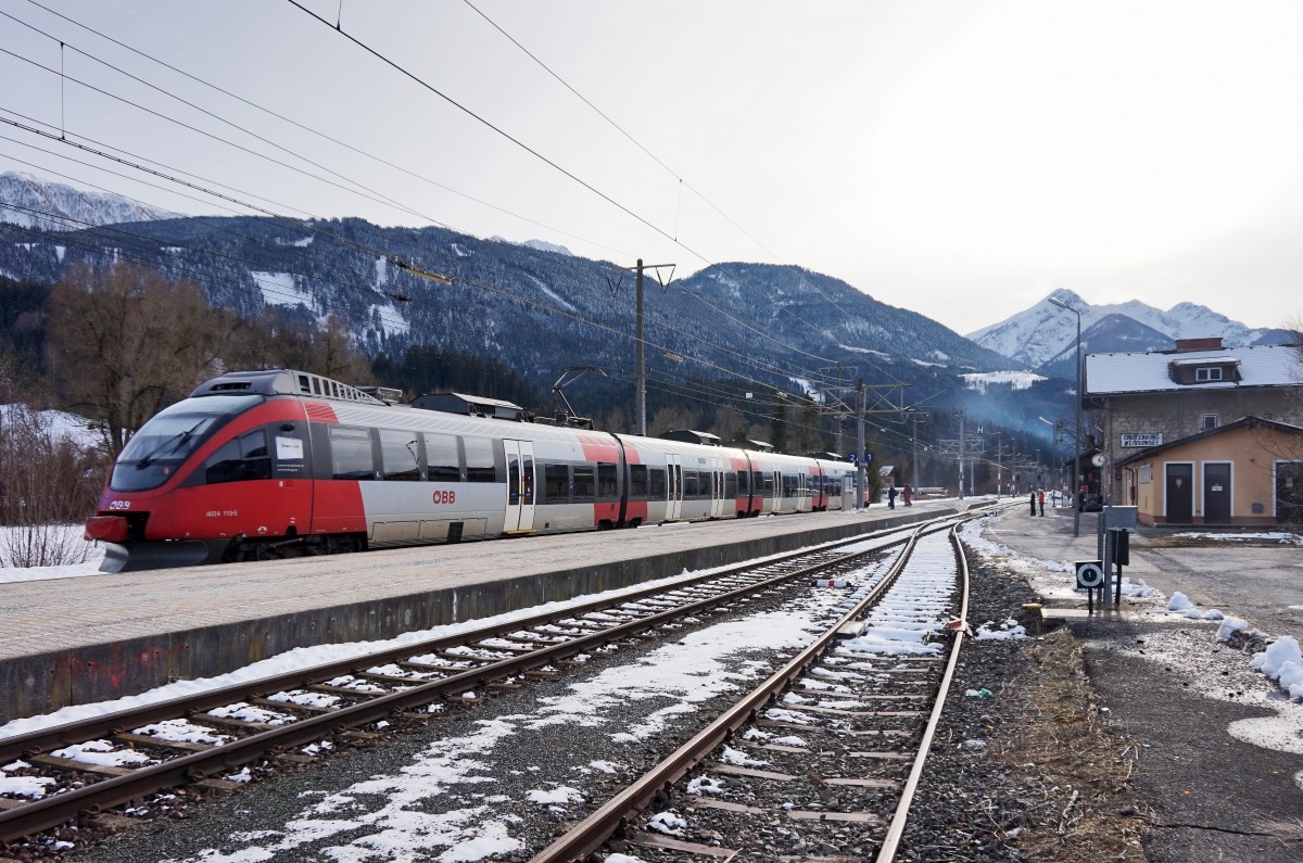 Hier nochmal ein Nachschuss:
4024 113-5 als S1 4233 (Friesach - Lienz), am 4.3.2016 bei der Einfahrt in Greifenburg-Weißensee.