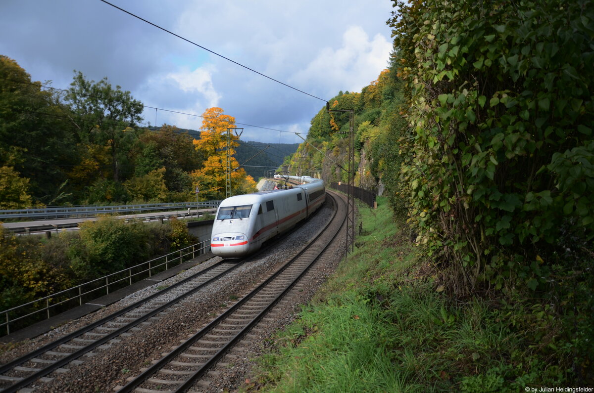 Hier nochmal ICE 1163 der als klassischer 13 Wagen Zug die Geislinger Steige hinauf fährt.
Aufgenommen am 03.10.2022