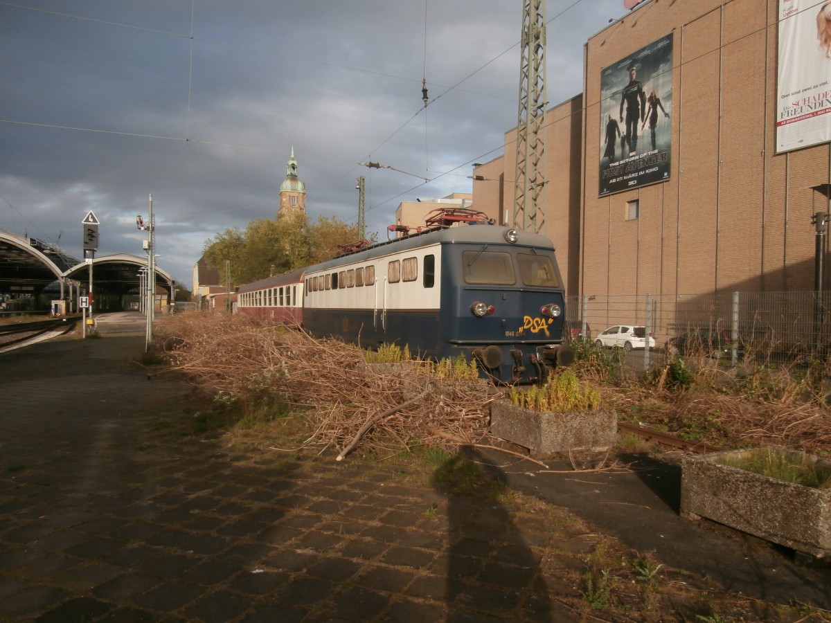 Hier nochmal der Orient Express Livree im Krefeld HBF am 14.04.14. Er steht dort wohl schon länger laut Aussehen. 1046 024-4 steht als Zuglok mit einem Wagen der Centralbahn im Krefeld HBF.
14.04.14 Krefeld HBF