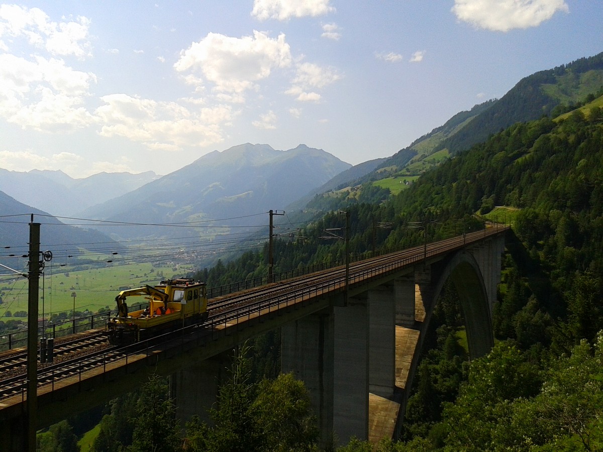 Hier nochmal X 627 512-7 auf der Pfaffenberg-Zwenberg-Brücke unterwegs in Richtung Mallnitz-Obervellach. (5.7.2015)