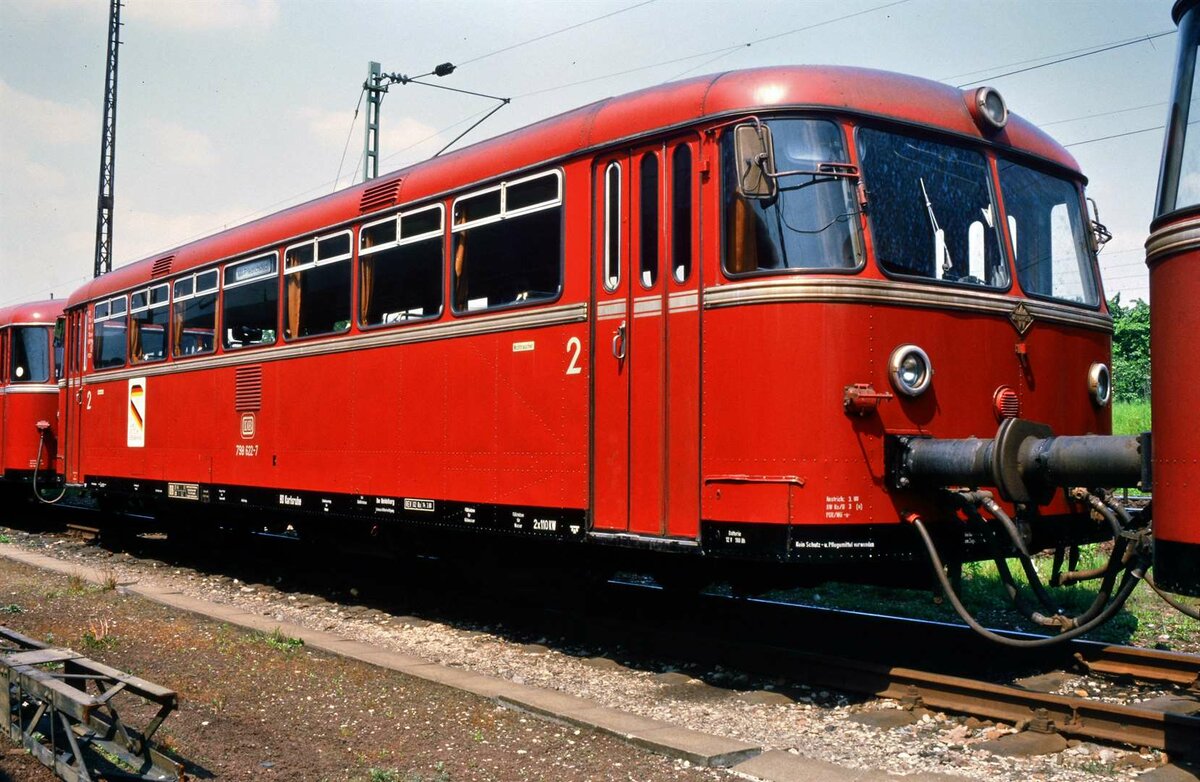 Hier nun ein von der DB wieder hergerichteter Uerdinger Schienenbus, der 798 622-7. Nur wenige der Uerdinger Schienenbusse wurden so erhalten. Das Foto entstand am 12.05.1985.